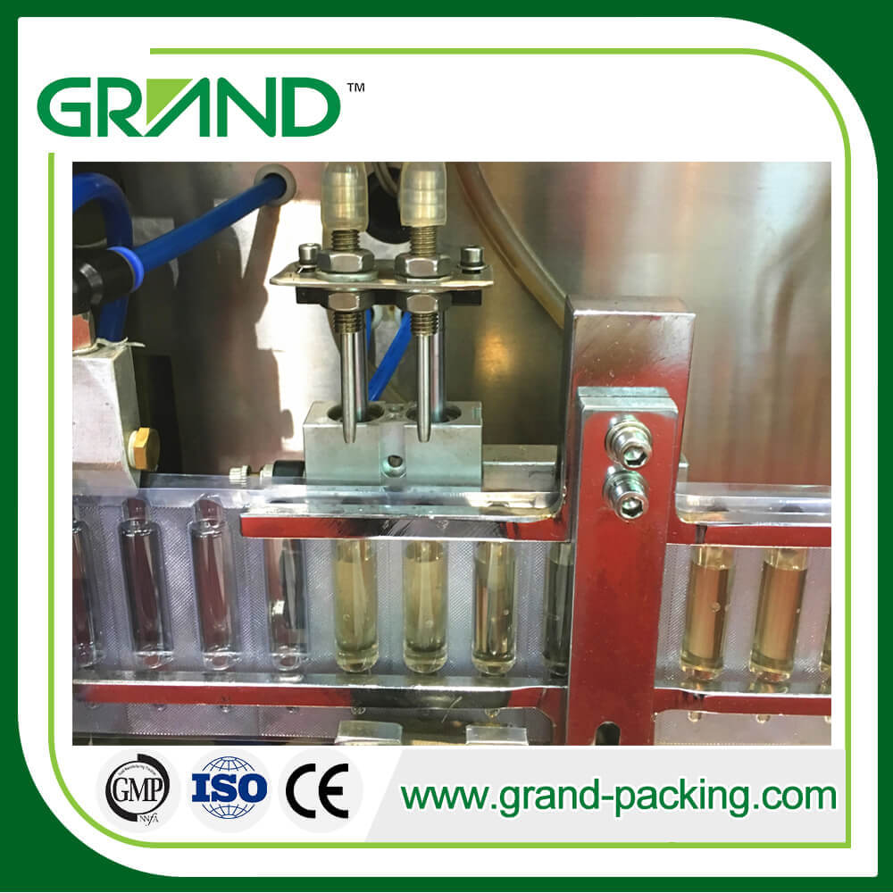 Máquina automática de llenado y sellado de ampollas plásticas de pequeña dosificación para líquidos.